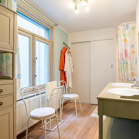 Nyaraló Spacious 7-bed House In Ostende