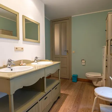 Semesterbostad Spacious 7-bed House In