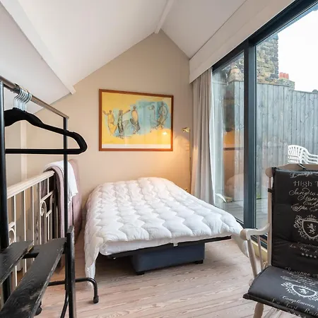 Semesterbostad Spacious 7-bed House In *