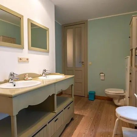 Dom wakacyjny Spacious 7-bed House In *